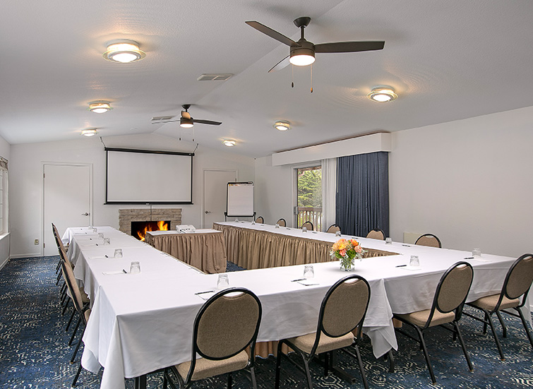 halfmoonbaylodge meetingevents boardroom 6480903dc7e30
