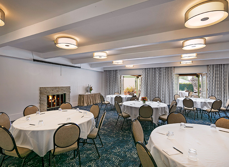 halfmoonbaylodge meetingevents clubroom 6480901718597